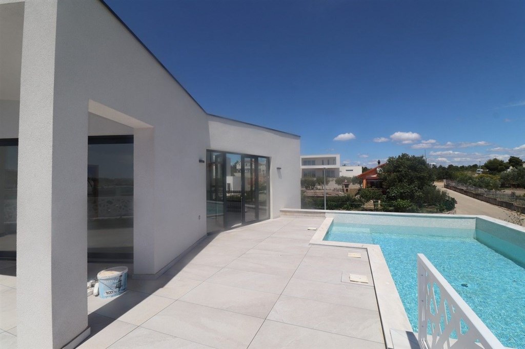 na-prodej-novy-dum-s-bazenem-a-dilcim-vyhledem-na-more-vodice-chorvatsko