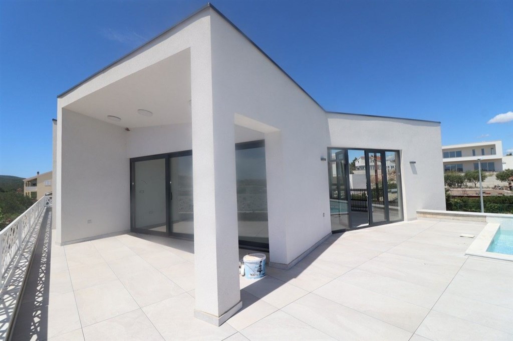 na-prodej-novy-dum-s-bazenem-a-dilcim-vyhledem-na-more-vodice-chorvatsko