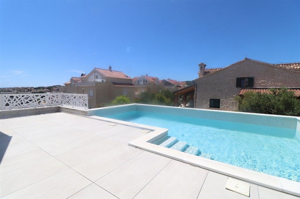 na-prodej-novy-dum-s-bazenem-a-dilcim-vyhledem-na-more-vodice-chorvatsko