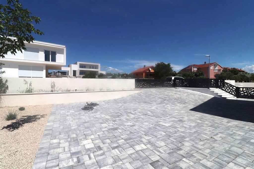 na-prodej-novy-dum-s-bazenem-a-dilcim-vyhledem-na-more-vodice-chorvatsko