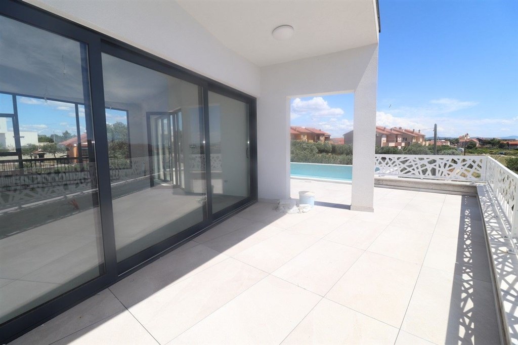 na-prodej-novy-dum-s-bazenem-a-dilcim-vyhledem-na-more-vodice-chorvatsko