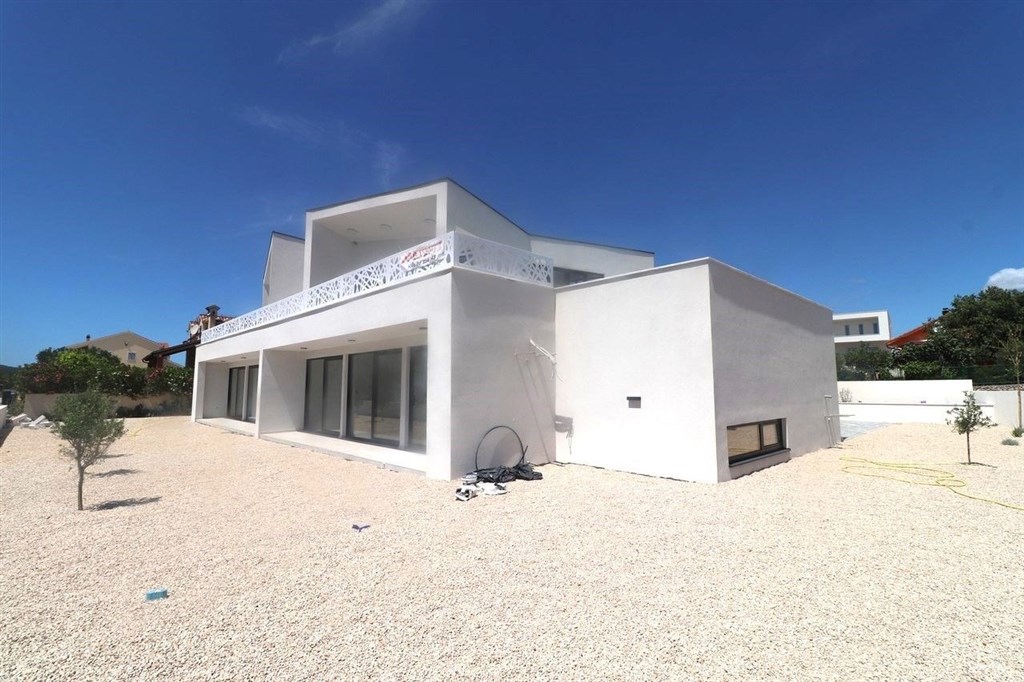 na-prodej-novy-dum-s-bazenem-a-dilcim-vyhledem-na-more-vodice-chorvatsko