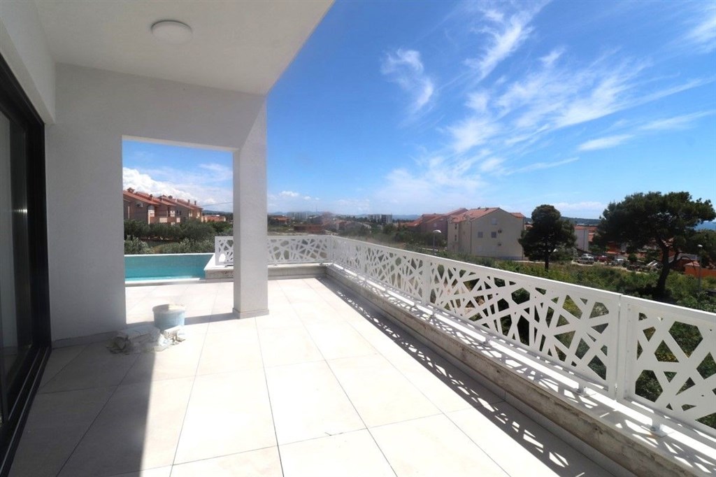 na-prodej-novy-dum-s-bazenem-a-dilcim-vyhledem-na-more-vodice-chorvatsko