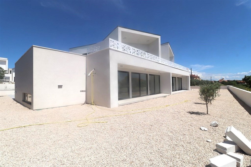 na-prodej-novy-dum-s-bazenem-a-dilcim-vyhledem-na-more-vodice-chorvatsko