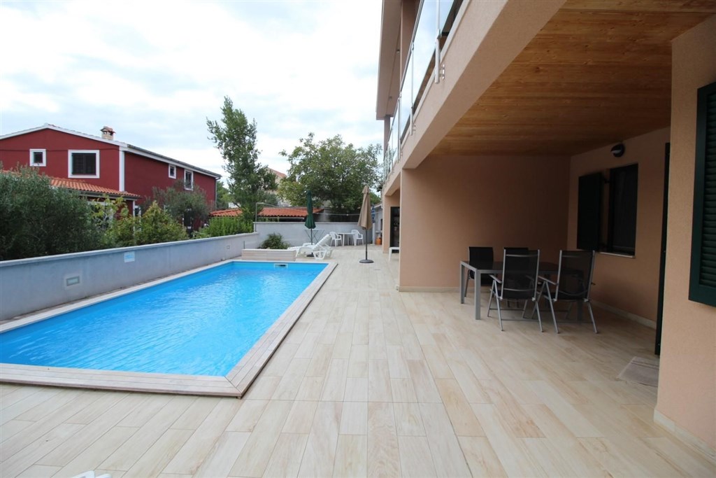 novy-apartmanovy-dum-s-bazenem-a-pobliz-more-tribunj-chorvatsko