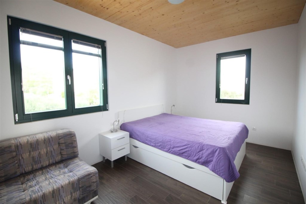 novy-apartmanovy-dum-s-bazenem-a-pobliz-more-tribunj-chorvatsko