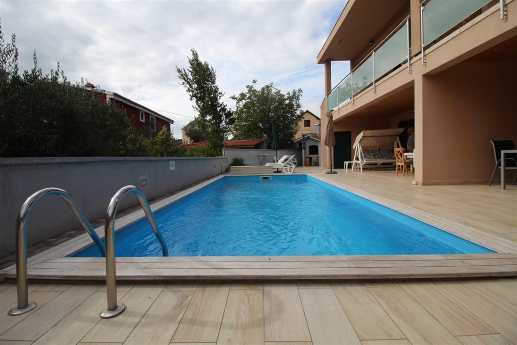 novy-apartmanovy-dum-s-bazenem-a-pobliz-more-tribunj-chorvatsko