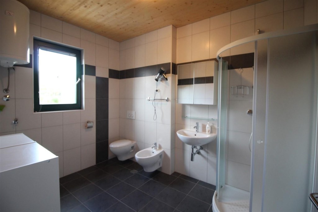 novy-apartmanovy-dum-s-bazenem-a-pobliz-more-tribunj-chorvatsko