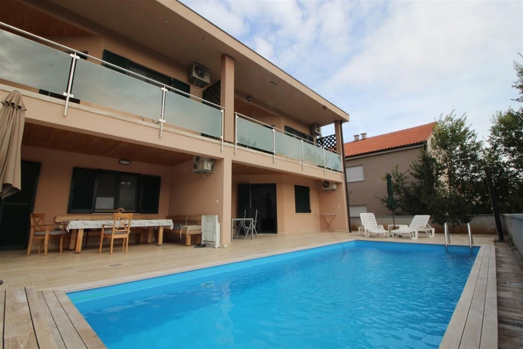 novy-apartmanovy-dum-s-bazenem-a-pobliz-more-tribunj-chorvatsko