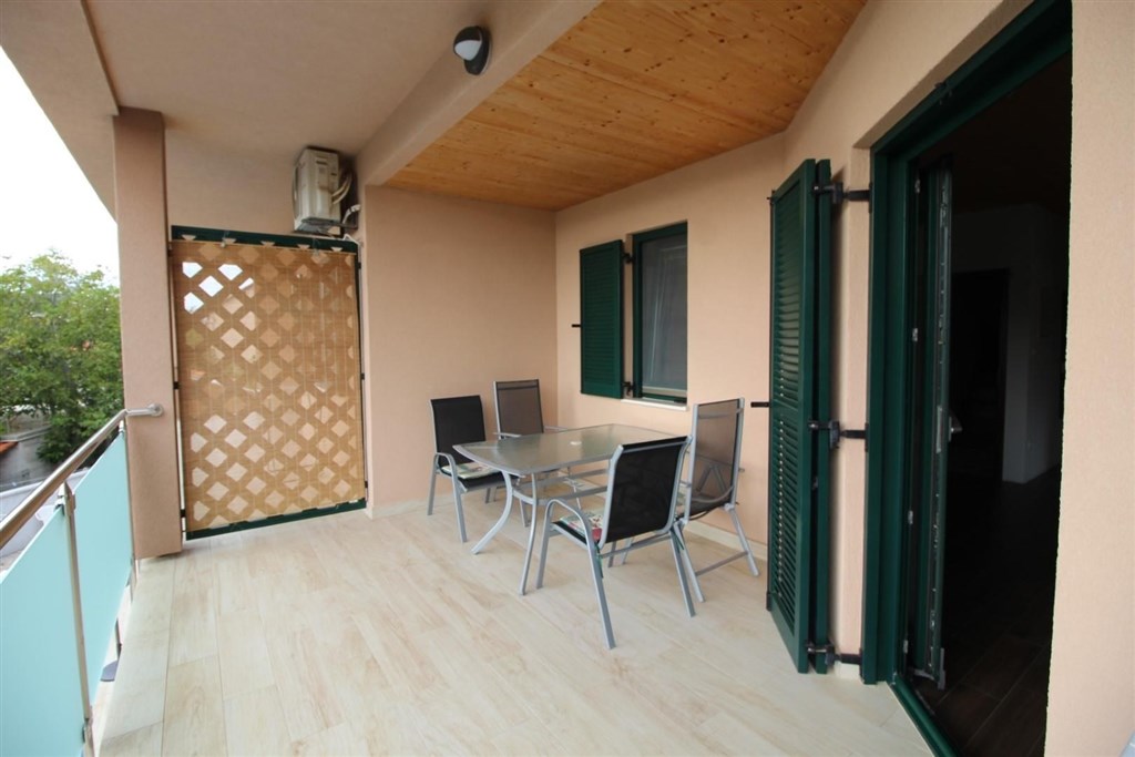 novy-apartmanovy-dum-s-bazenem-a-pobliz-more-tribunj-chorvatsko