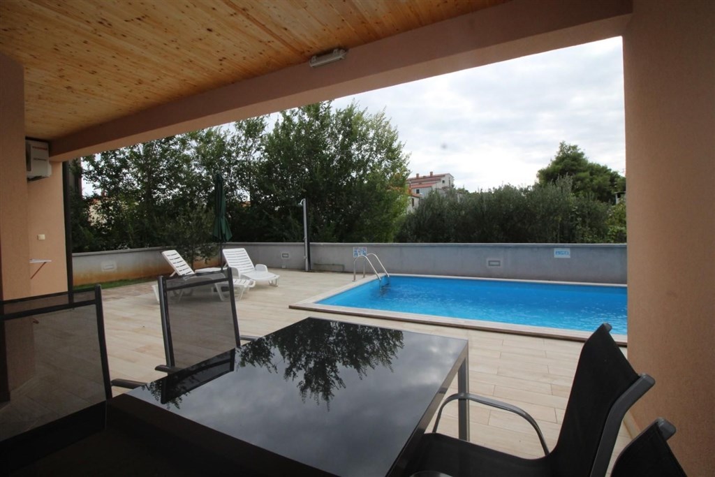 novy-apartmanovy-dum-s-bazenem-a-pobliz-more-tribunj-chorvatsko