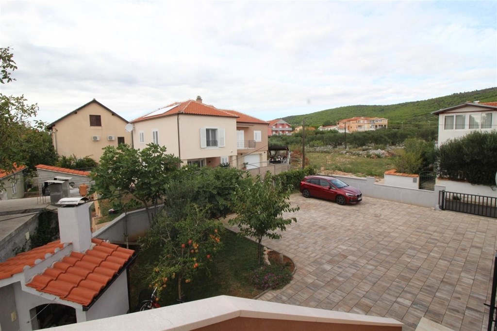 novy-apartmanovy-dum-s-bazenem-a-pobliz-more-tribunj-chorvatsko