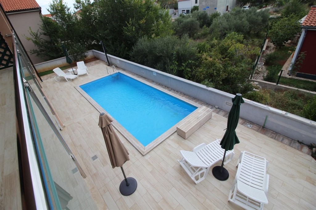 novy-apartmanovy-dum-s-bazenem-a-pobliz-more-tribunj-chorvatsko