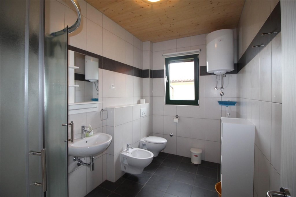 novy-apartmanovy-dum-s-bazenem-a-pobliz-more-tribunj-chorvatsko