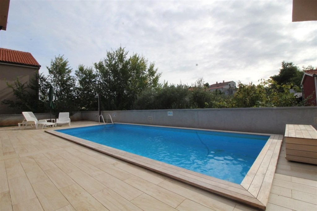 novy-apartmanovy-dum-s-bazenem-a-pobliz-more-tribunj-chorvatsko