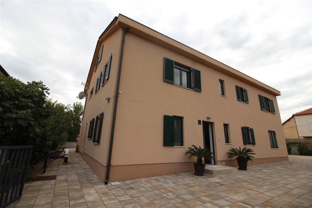 novy-apartmanovy-dum-s-bazenem-a-pobliz-more-tribunj-chorvatsko