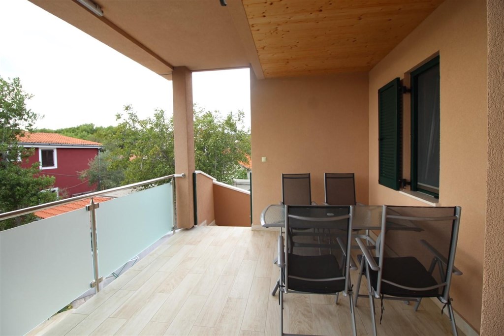 novy-apartmanovy-dum-s-bazenem-a-pobliz-more-tribunj-chorvatsko