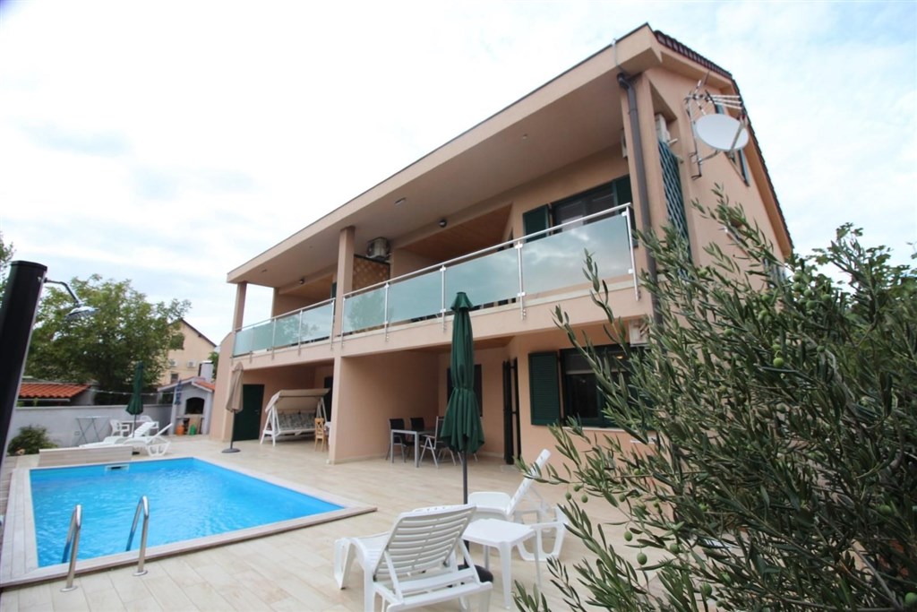 novy-apartmanovy-dum-s-bazenem-a-pobliz-more-tribunj-chorvatsko