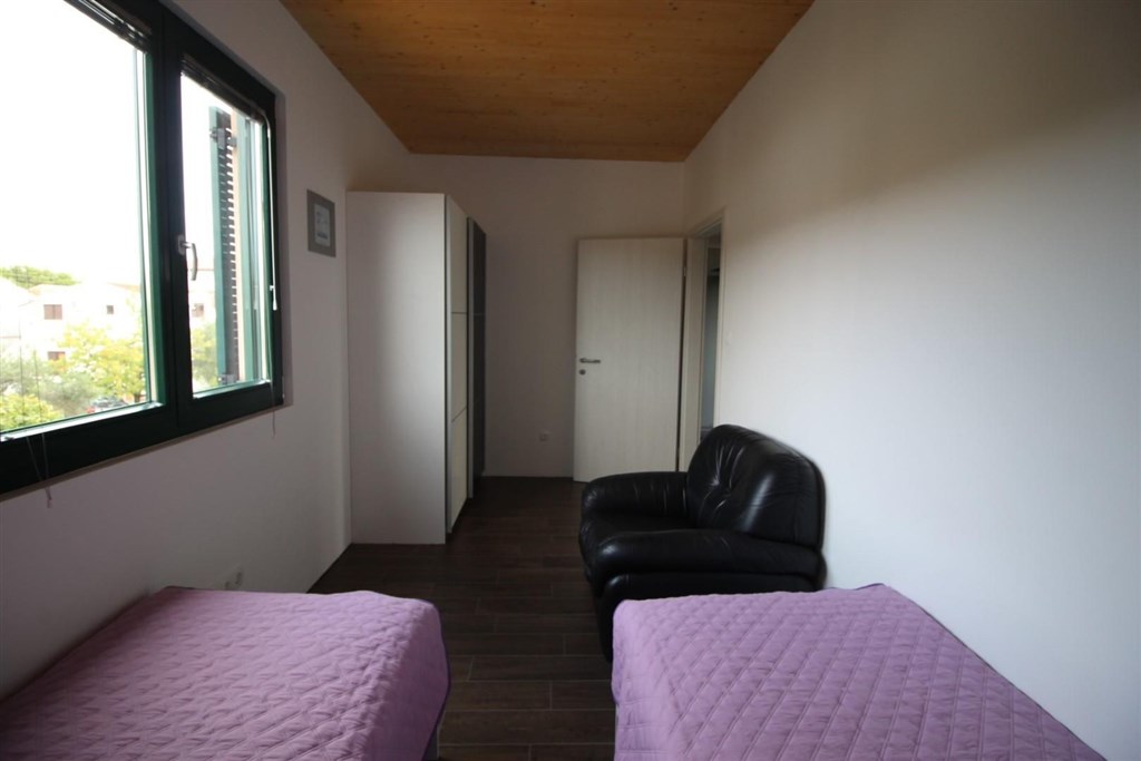 novy-apartmanovy-dum-s-bazenem-a-pobliz-more-tribunj-chorvatsko