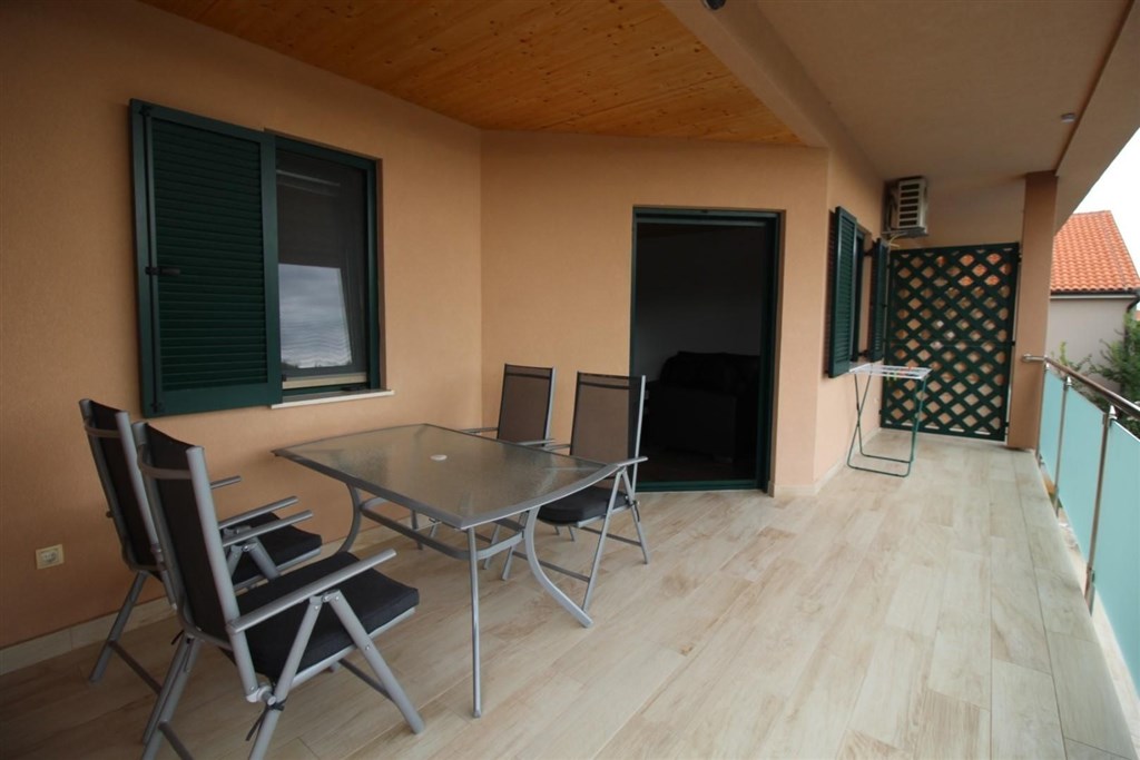 novy-apartmanovy-dum-s-bazenem-a-pobliz-more-tribunj-chorvatsko