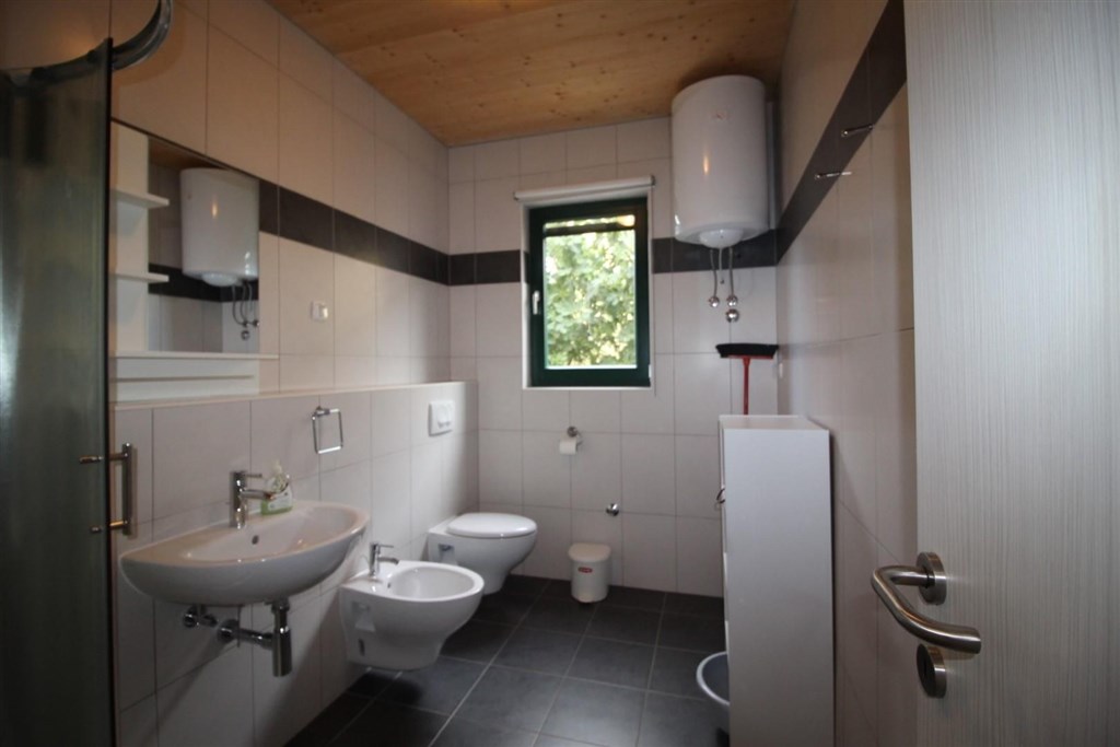 novy-apartmanovy-dum-s-bazenem-a-pobliz-more-tribunj-chorvatsko