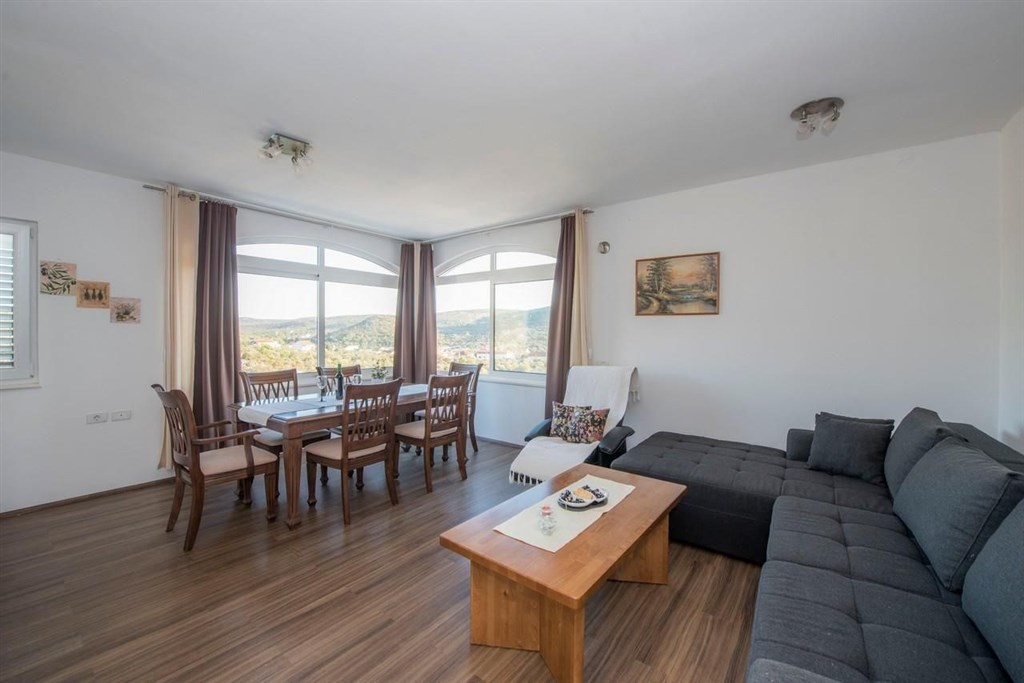 apartmanovy-dum-se-zahradou-a-blizko-more-rogoznica-chorvatsko