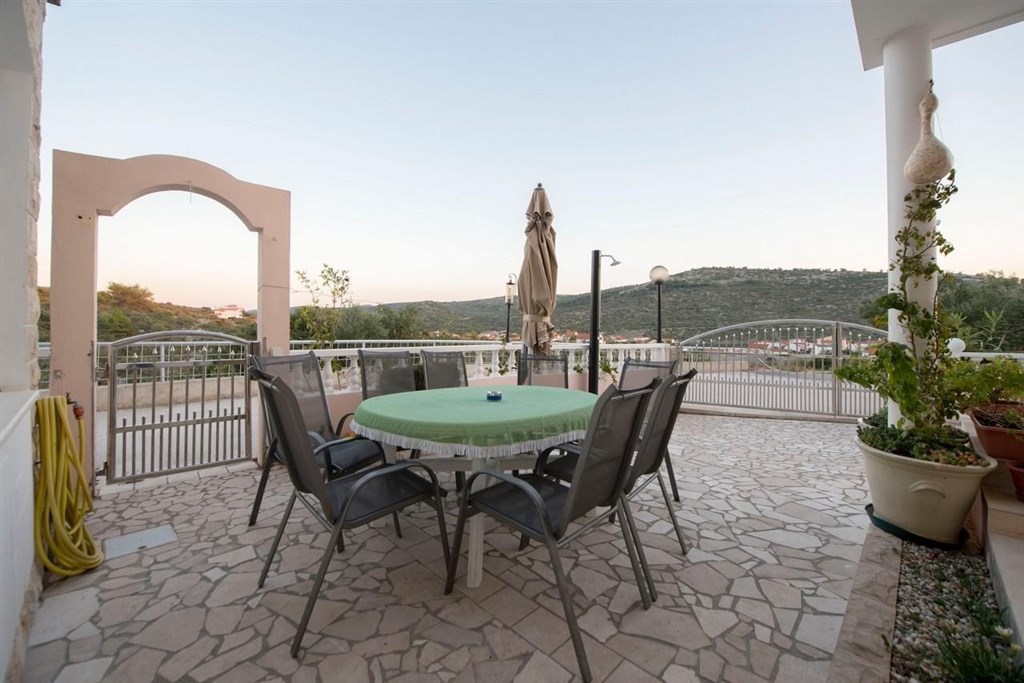 apartmanovy-dum-se-zahradou-a-blizko-more-rogoznica-chorvatsko