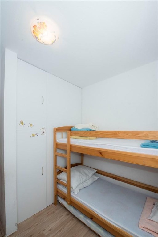 apartmanovy-dum-se-zahradou-a-blizko-more-rogoznica-chorvatsko