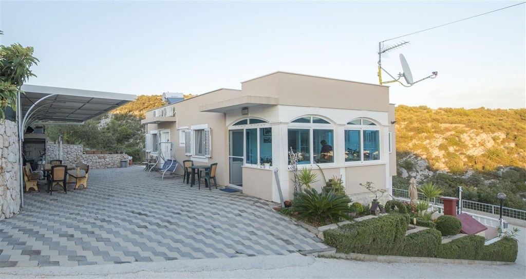 apartmanovy-dum-se-zahradou-a-blizko-more-rogoznica-chorvatsko