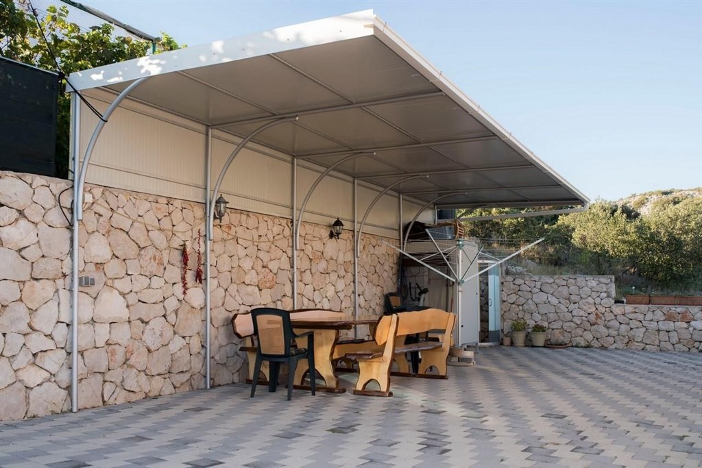 apartmanovy-dum-se-zahradou-a-blizko-more-rogoznica-chorvatsko