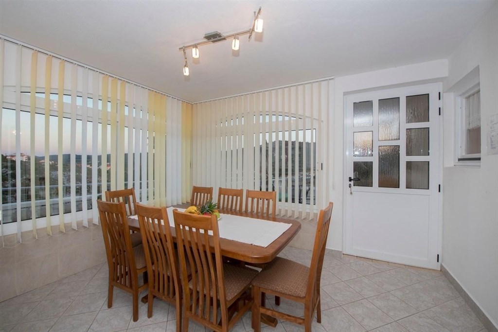 apartmanovy-dum-se-zahradou-a-blizko-more-rogoznica-chorvatsko