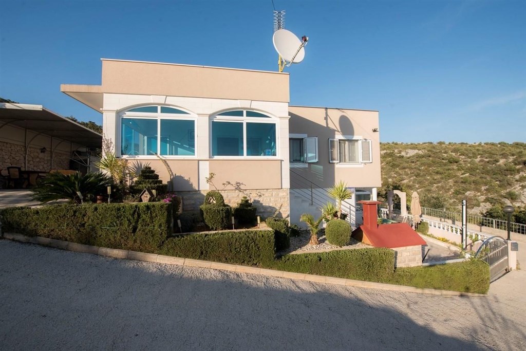 apartmanovy-dum-se-zahradou-a-blizko-more-rogoznica-chorvatsko