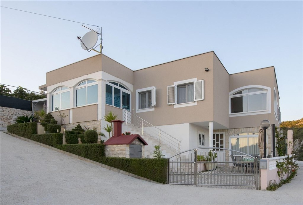 apartmanovy-dum-se-zahradou-a-blizko-more-rogoznica-chorvatsko