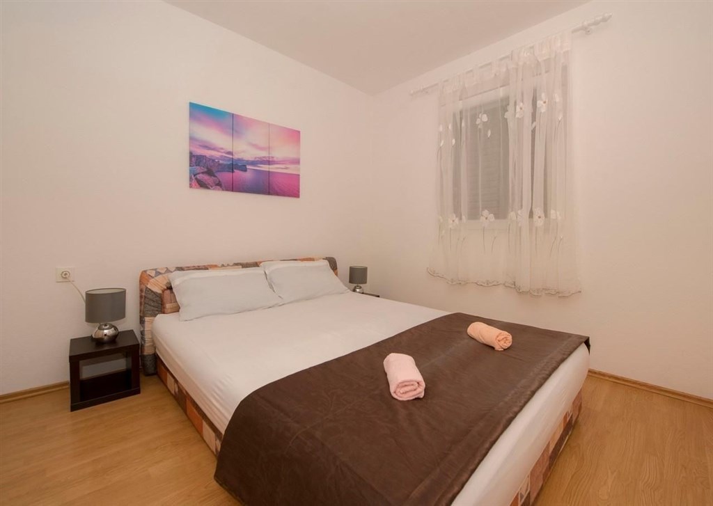 apartmanovy-dum-se-zahradou-a-blizko-more-rogoznica-chorvatsko