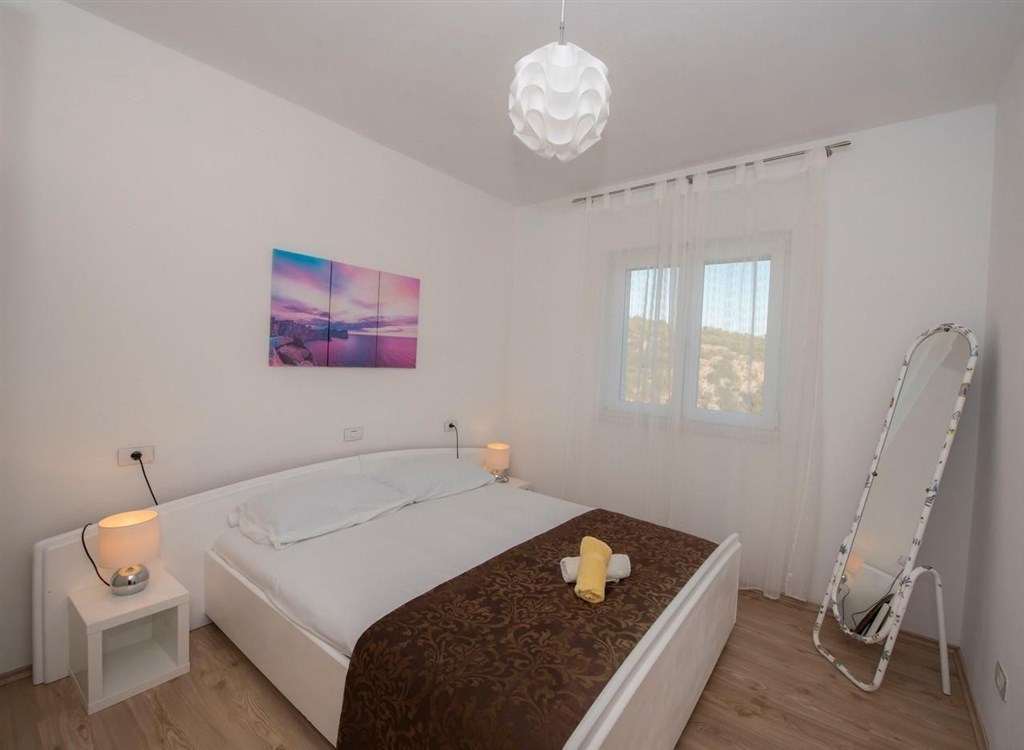 apartmanovy-dum-se-zahradou-a-blizko-more-rogoznica-chorvatsko