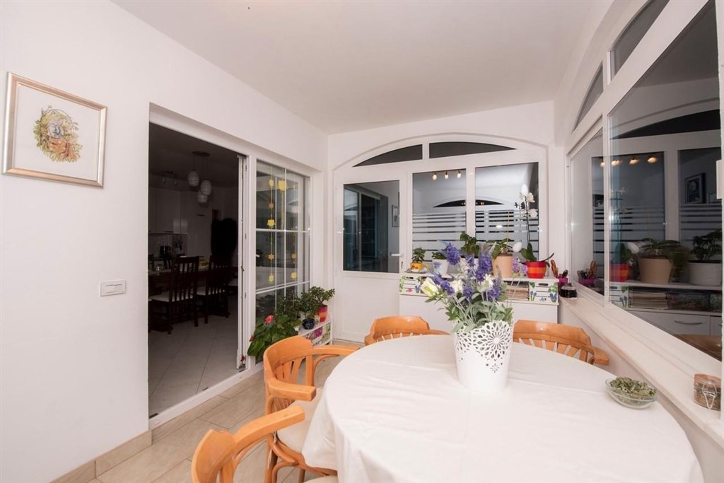 apartmanovy-dum-se-zahradou-a-blizko-more-rogoznica-chorvatsko