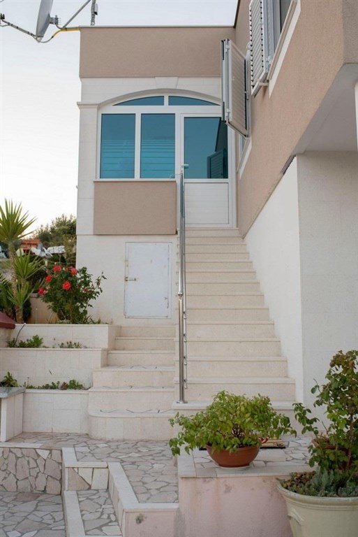 apartmanovy-dum-se-zahradou-a-blizko-more-rogoznica-chorvatsko