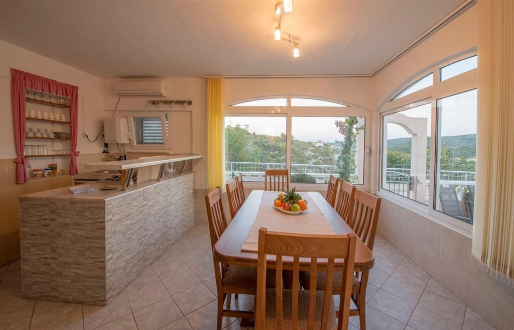 apartmanovy-dum-se-zahradou-a-blizko-more-rogoznica-chorvatsko