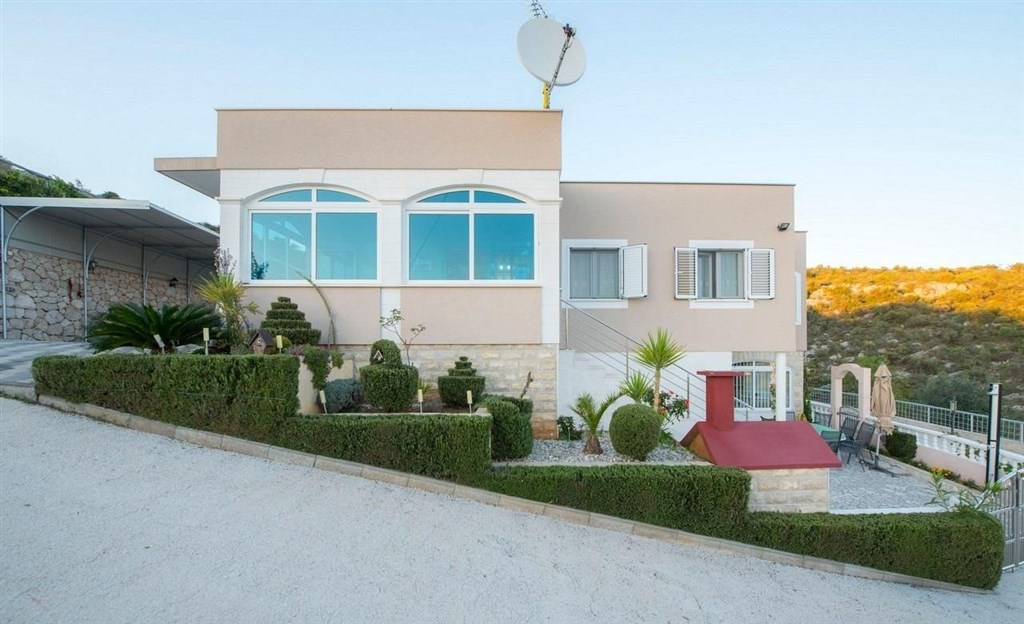 apartmanovy-dum-se-zahradou-a-blizko-more-rogoznica-chorvatsko