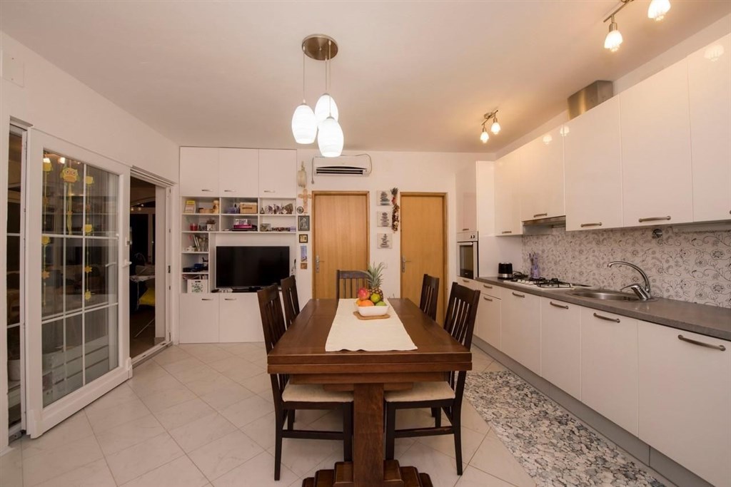 apartmanovy-dum-se-zahradou-a-blizko-more-rogoznica-chorvatsko