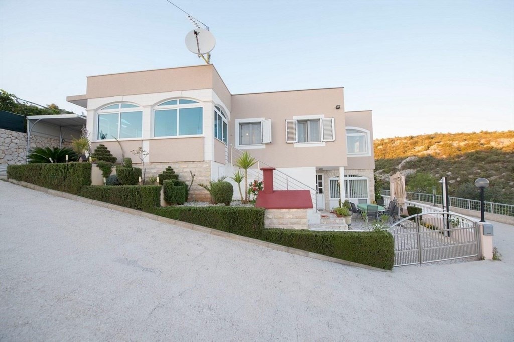 apartmanovy-dum-se-zahradou-a-blizko-more-rogoznica-chorvatsko