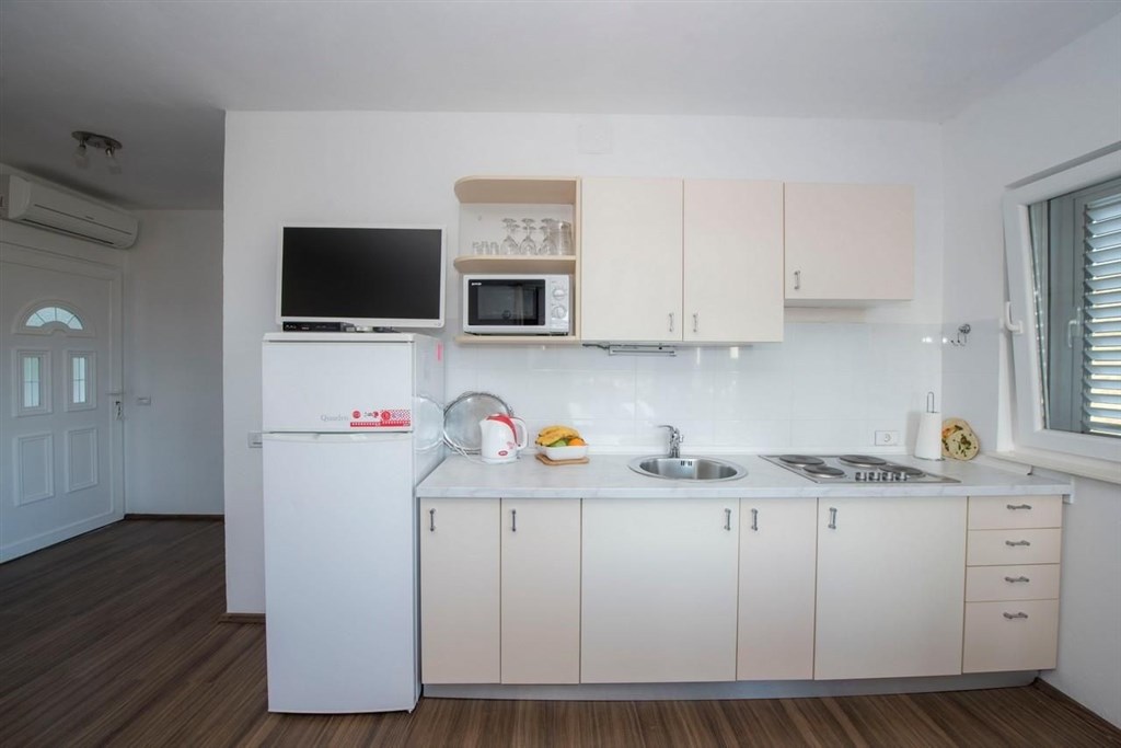 apartmanovy-dum-se-zahradou-a-blizko-more-rogoznica-chorvatsko