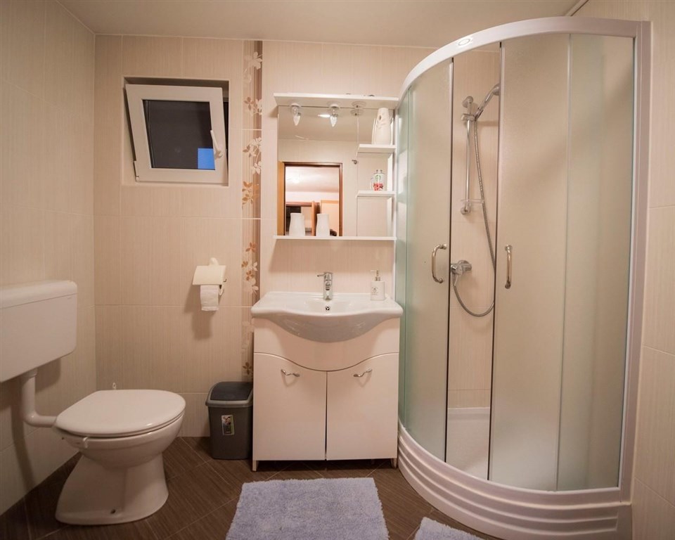 apartmanovy-dum-se-zahradou-a-blizko-more-rogoznica-chorvatsko