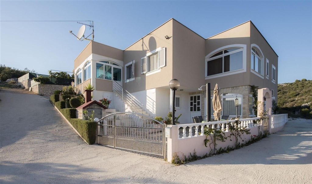 apartmanovy-dum-se-zahradou-a-blizko-more-rogoznica-chorvatsko