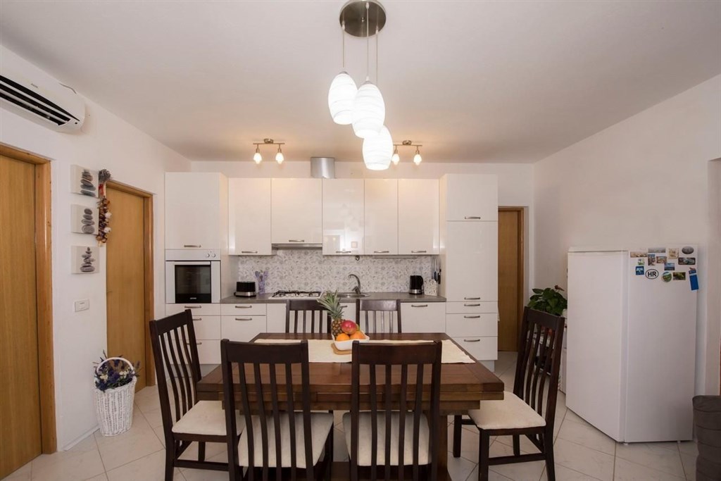 apartmanovy-dum-se-zahradou-a-blizko-more-rogoznica-chorvatsko