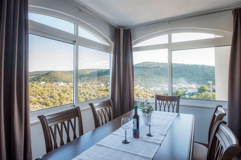 apartmanovy-dum-se-zahradou-a-blizko-more-rogoznica-chorvatsko