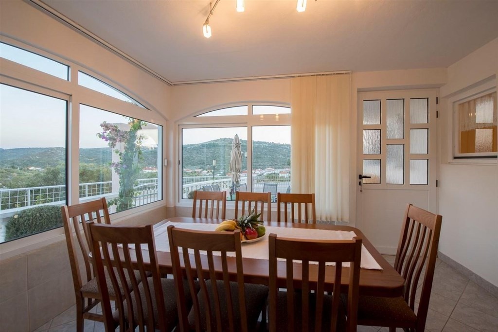 apartmanovy-dum-se-zahradou-a-blizko-more-rogoznica-chorvatsko