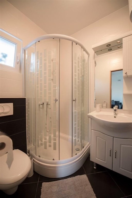 apartmanovy-dum-se-zahradou-a-blizko-more-rogoznica-chorvatsko