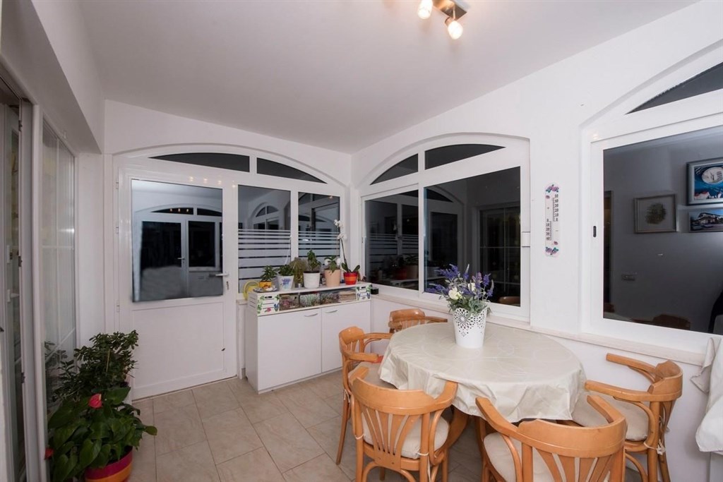 apartmanovy-dum-se-zahradou-a-blizko-more-rogoznica-chorvatsko