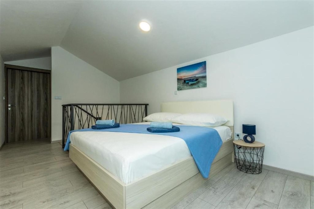 apartmanova-vila-s-bazenem-250-m-od-more-brodarica-chorvatsko